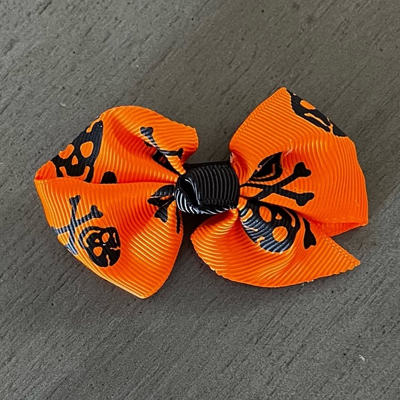 ☠️Orange Black Smiling Skull Cross Bone Grosgrain Ribbon Barrette Alligator Clip - Picture 1 of 3